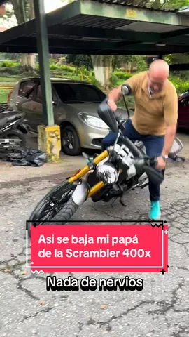 En realidad esto no puede contar como caída 😂😂 uno se cae súper fácil de una moto estando detenido o andando muy despacio.  Si el peso te gana en el momento de un insistente (en este caso la apagada de la moto) es mejor soltar. Aquí es como una relación tóxica, cuando la quieres sostener para que no se vaya a la m”$/da te hace daño, en cambio si la sueltas, te salvas y no te aporreas! Jejeje (sobretodo las manos y la espalda)  Que tal el estilo de mi papá para bajarse de la moto? 😂😂😂 #scrambler400x #moto #triumph #medellin #primeravez #caida #caidas #caidasgraciosas  #moteros #dosruedas 