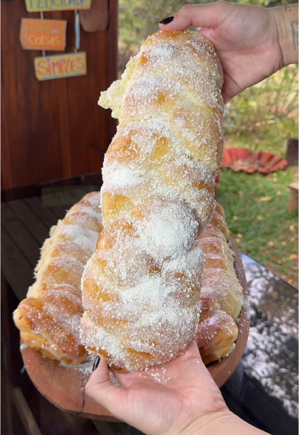 ROSCA CASEIRA DE LEITE CONDENSADO E COCO! Super macia ♥️ O nosso forno é da @nathional_cook, modelo NC4, e estamos amando usá-lo nas nossas receitas! Quer adquirir o seu? É só entrar em contato pelo WhatsApp: (54)99991-8715 e falar que foi nossa indicação para ganhar um bônus especial 💙 ✔️INGREDIENTES: 10g de fermento biológico seco 4 colheres de sopa de açúcar  2 ovos 2 colheres de sopa de margarina 1 xícara de leite morno 600g de farinha de trigo (aproximadamente) Pitada de sal Calda de leite condensado: Meia caixinha de leite condensado  1/2 xícara de leite Finalização: Leite condensado por cima e coco ralado #receitas #roscacaseira #receitasfaceis #rosca #roscadoce #paocaseiro #chacara