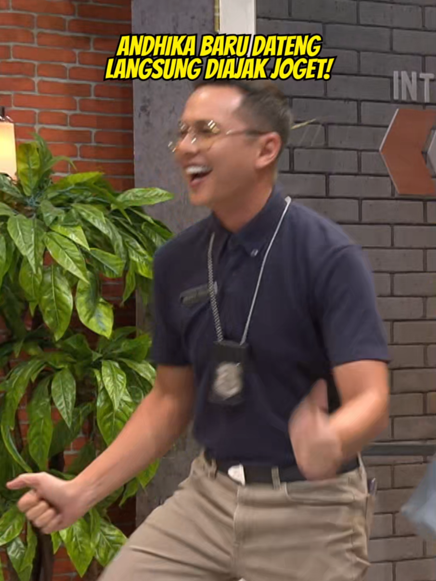 Baru juga dateng udah diajak joget aja nih sama kondre #laporpak #trans7