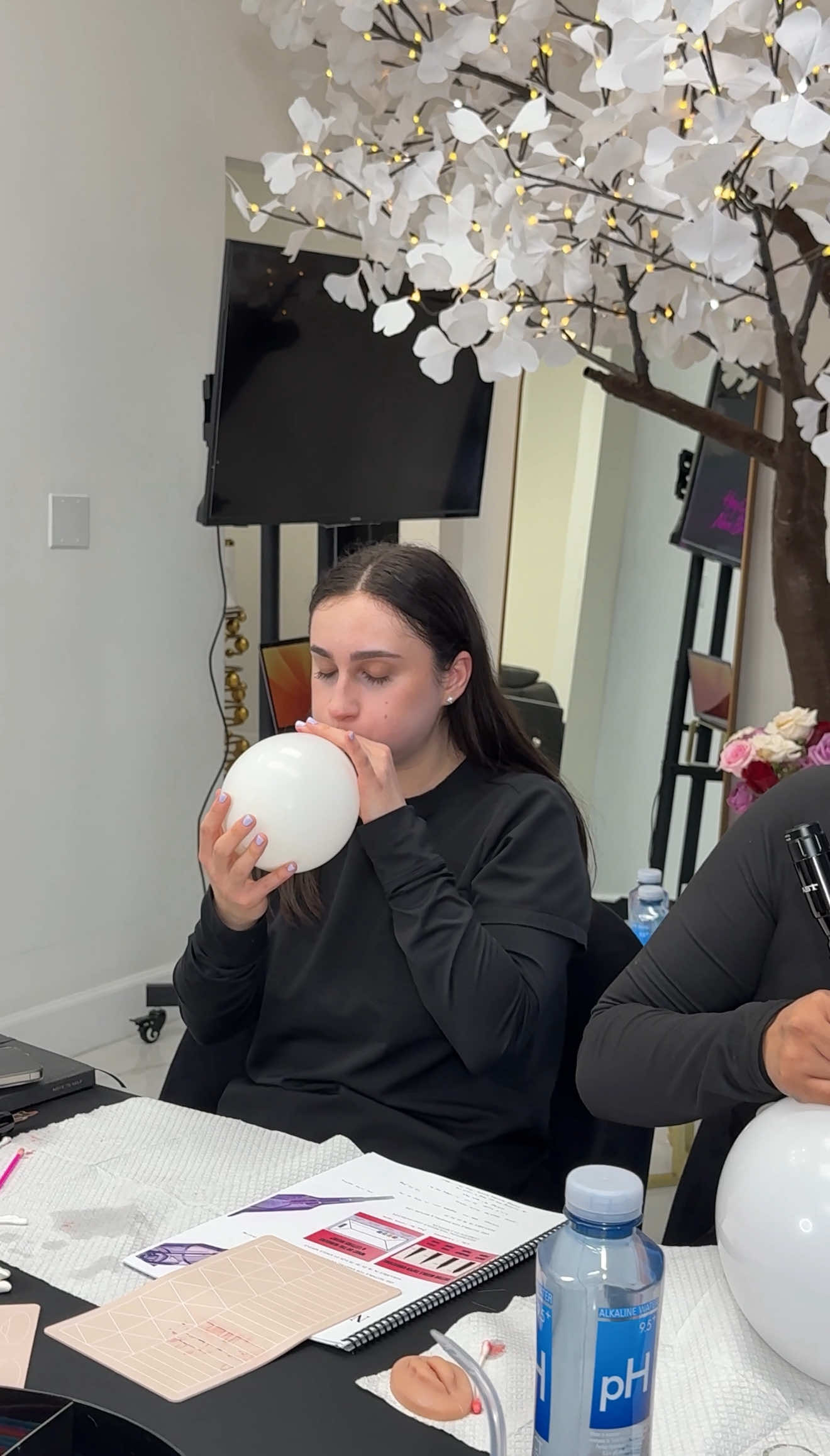 2 Day Lip Blush Traning ✨We Test hand pressure with balloons before we even touch the machine 🧑🏻‍🎨 💻Next class :July 13-14 —Don’t miss it✨😄 📍asiasalonbrows.com  . . . . . . . . . . . . #lipblushtraining #lipblushingtattoo #lipblushla #lipblushclass #lipblushpmu #lipting #lipblushtraining 