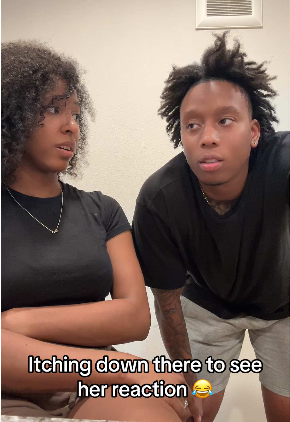 “I’M ITCHYYY” 😂😂 #fyp #couplegoals #kemoniandleron #prank #foryoupage 