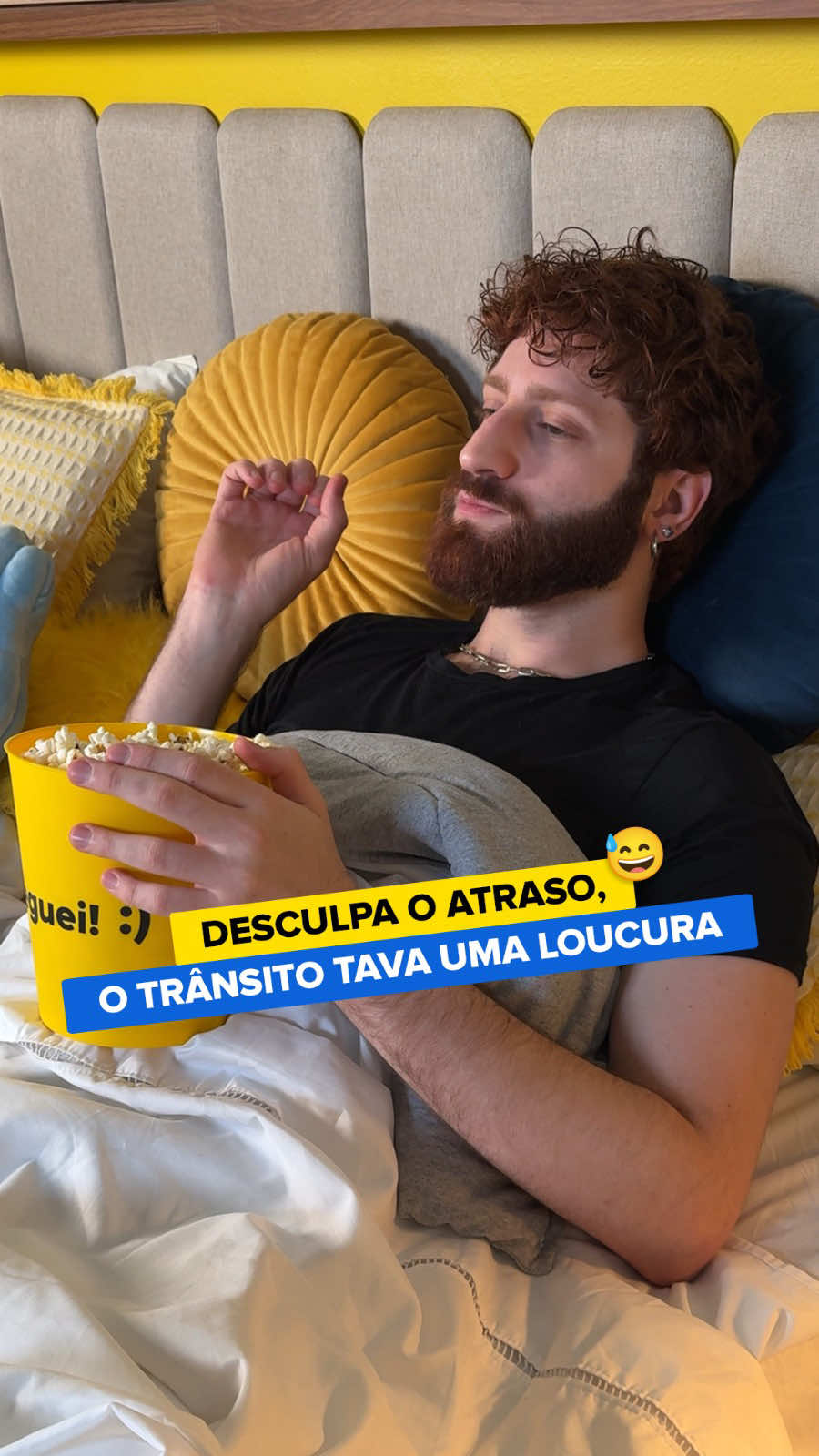 Se atrasou pq ficou curtindo meus filmes e séries do Mercado Play, e ainda usou esse achadinho Projetor Hy300pra deixar seu quarto igual um cinema? TÁ PERDOADO! 🤭 #DescriçãodaImagem  O vídeo começa com o influenciador Daniel entrando em uma casa, visivelmente sem jeito, enquanto a frase 