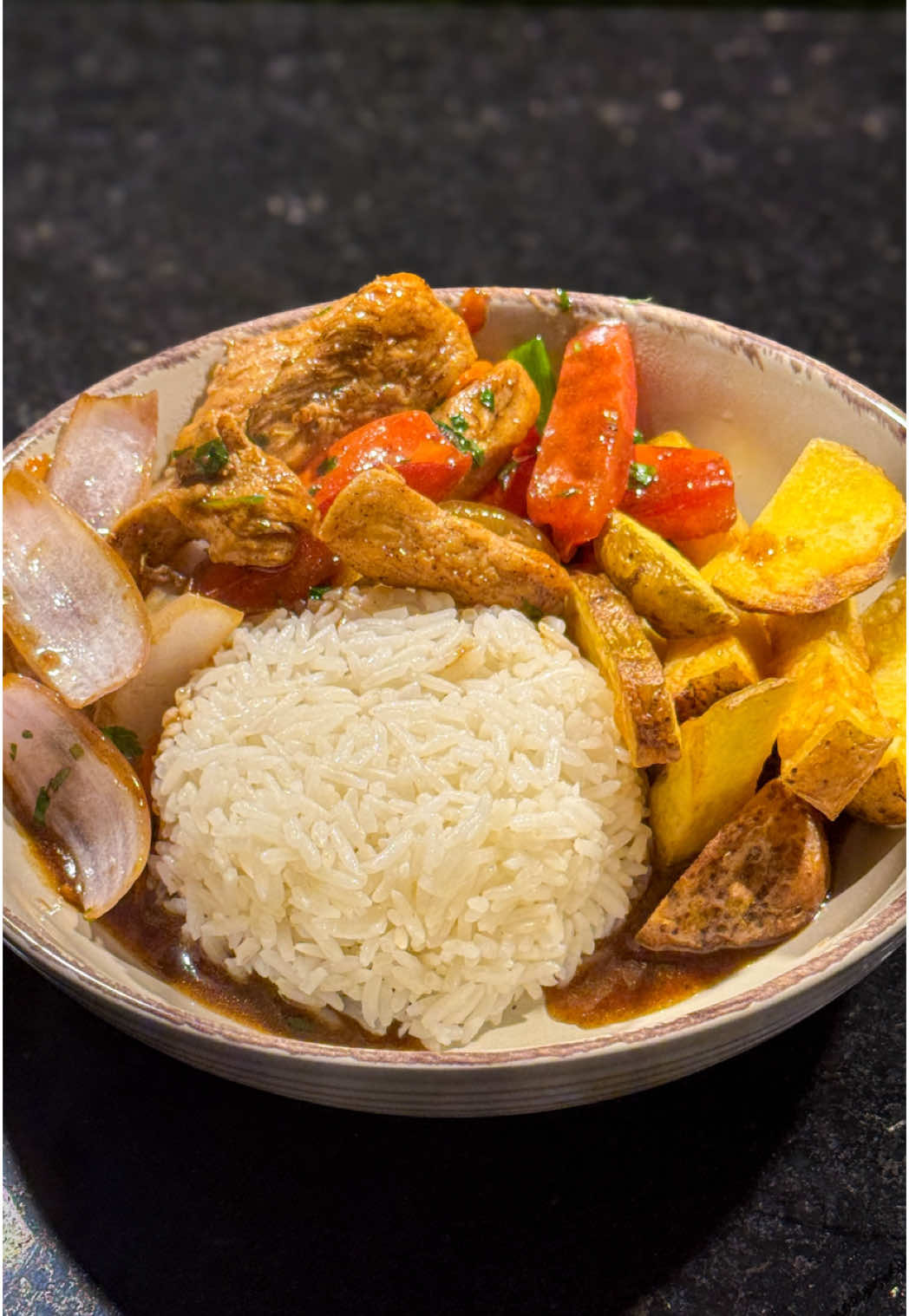 Pollo Saltado 🍛🇵🇪 Ingredientes: - Pollo 200 gr - 1/2 cebolla - 1/2 tomate - 1/8 ají amarillo - Sillao(salsa de soya) 3 cdas - Caldo de res o pollo 1/2 Tz  - Ajo 1/2 cdta  - kion 1/4 cdta - Culantro y cebolla china al gusto. (Arroz y papas al gusto) *IMPORTANTE* El caldo es opcional, sólo para aquellos que les guste jugoso. En mi caso, no agregué ajo ni Kion en el video, porque el caldo que yo hice tenía ambas cosas. #Pollosaltado #lomosaltado #recetaconpollo #tallarinsaltado 