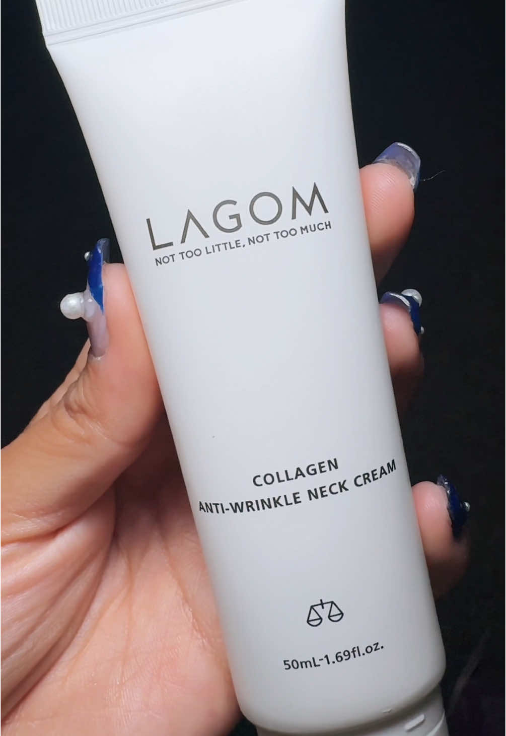 This neck cream changed my skincare routine 😍😍😍 I love how cool it feels and moisturizerizing !!@LAGOM USA #LAGOM #Aqulicia #beauty #kbeauty #koreanskincare #skincare #skincareroutine #antiaging 