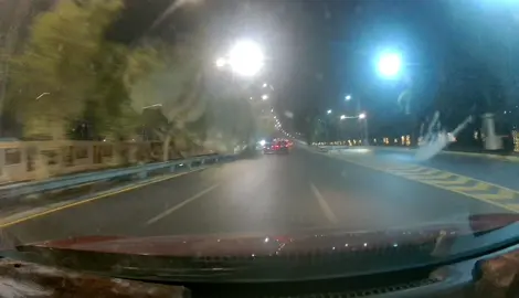تفاصيل الي صارت واضيف معلومه اتمنى الكل يستفاد من عدها وياخذها عبره وشرح كامل للحادث بتاريخ 8/6/2025 مصباح العيد المبارك . الساعه 1 بالليل ع مجسر حارثيه الي صار كدامكم واضح أضيف اله هاذه الشرح / سرعه صاحب السياره سنتافيا مفرطة واجتيازات غير مناسبه لا للسياره ولا للمكان الي بي ولا كسرعه صعدت الجسر ظغط ع المكينه وجهد وبنفس وقت أنسى شي اسمه رزانه إذا سرعتك فوق 100 الاجتياز صار عنده حجب رؤيه واجتياز غلط بصعود أدى إلى ضربه صاحب السياره الأكسنت من خلف بعدها ضرب سياج الأمني وصعد رصيف بهاي الأثناء ابو الاكسنت نحرفت سيارته ناحيه يسار بعدين ما سيطر عليها رجعت نحرفت نحو السايد الأيمن الي سيارتي بي بهاي الأثناء عند انحراف وضرب سیاره انتبهو ع فقره انهو سیاره دورنکو حجب رؤيه من جانب الاكسنت ملاحظه صار انتبهاه من صاحب السياره دورنکو خفف انتبهت ع. صوت حادث وكسر صاحب دورنكو ع السايد الأيمن انتبهو على الخط الأبيض للشارع السايد الي اني بي الي يكول تكدر تخلص بالنسبه للبريك منظومه Abs شغاله لاكن المكينه بحاله دفع ما توكف يا حبيبي والسابق يعرف شد احجي بهاي الأثناء إذا اخذ مسار ايسر واضرب صاحب دورنكو بنسبه 100/100 راح تصير كارثه وراح يتوتر ويشمرها ع صاحب سیاره شانجان يونتي الي ع سايد أقصى اليسار وتصير هنا كارثه بهاي الأثناء تحاول مو اله تطلع من حادث لان ماكو مهرب من موضوع تطلع باقل الخسائر بهاي الأثناء استعديت للحادث بصوره كامله باقل من ثانيه جنت رابط حزام الأمان ولزمت ستيرن وكل الاحتياطات رغمها صارت رضوض بسيطة والحمد لله دفع الله ما كان اعظم لاكن اخوان موضوع حزام الامان لحد يستهين بي اني واحد من الناس جنت دائماً اتوانى بالحزام لاكن بعد هالحادث اصبح عندي درايه جداً قويه واتمنى من الكل يأخذ عبرة من الفديو وكلمة طيبة ودفع الله ما كان اعظم والحمد لله ع سلامة الجميع وفدوى كلشي يتعوض والعوض ع الله والانتباه المفاجئات الطريق وهاذه أقوى مثال للموضوع انت سايق صح يجيك واحد يدمرك الانتباه وعدم الانشغال يغنيك عن هواي مواقف. #اكسبلورexplore #اكسبلور #اكسبلوررر #الشعب_الصيني_ماله_حل😂😂 #الشعب_الصيني_ماله_حل #عرب 