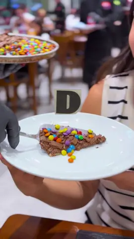 No meu Alfabeto Gastronômico, Don Aurélio entra com D de Dispensa Apresentações! 🍕🍣🍫 Me recomendaram como um dos rodízios mais completos de Porto Alegre — e olha… não exageraram! Tem pizza salgada (de camarão, Doritos, pato no vinho…), buffet de sushi com tudo que tu imaginar, frituras na hora, saladas e até buffet de doces com bala fini, fondue e bebidas liberadas! 🤯 E guarda espaço, viu? As pizzas doces são um evento à parte: cheesecake, Kinder Ovo, Ferrero, Stikadinho, M&M’s e mais um monte de surpresas. 💬 Já conhecia ou ficou com vontade de provar tudo também? 📍Don Aurélio – Porto Alegre #AlfabetoGastronômico #RodízioDePizza #BuffetDeSushi #PortoAlegreGastronômica 