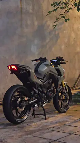 ¿la mas linda de Argentina? . . . . . . . . . #argentina #honda #cb #cb190r #moto #cb #stunt #honda #linda #escape 