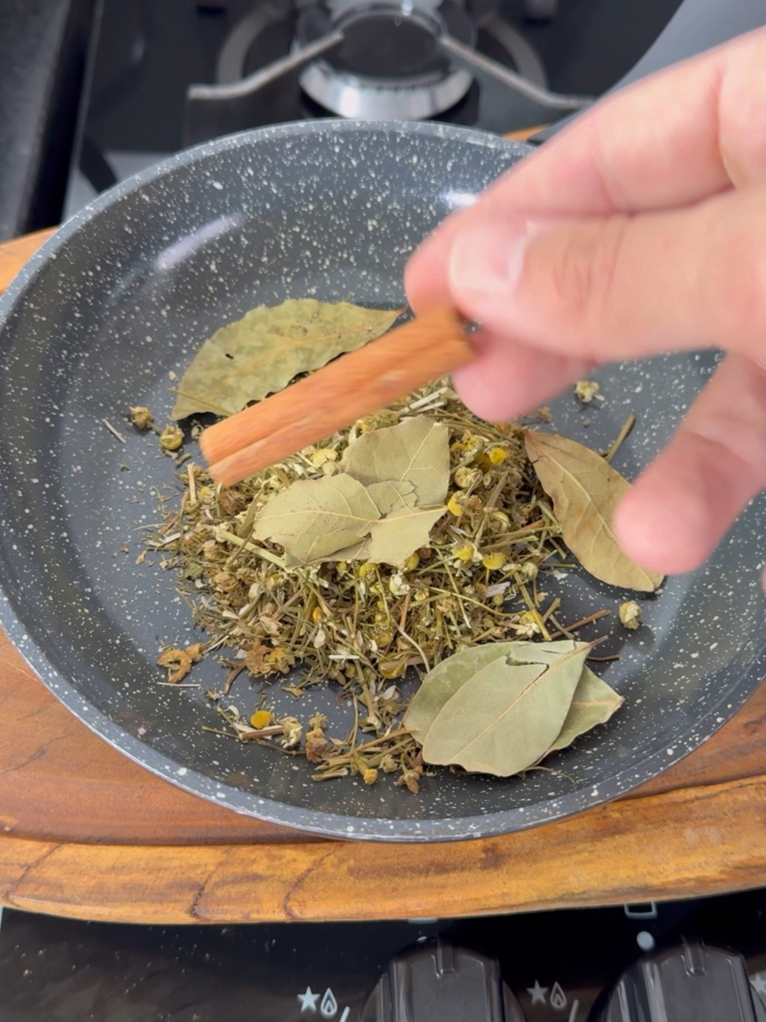 Mistura de flor de camomila com louro