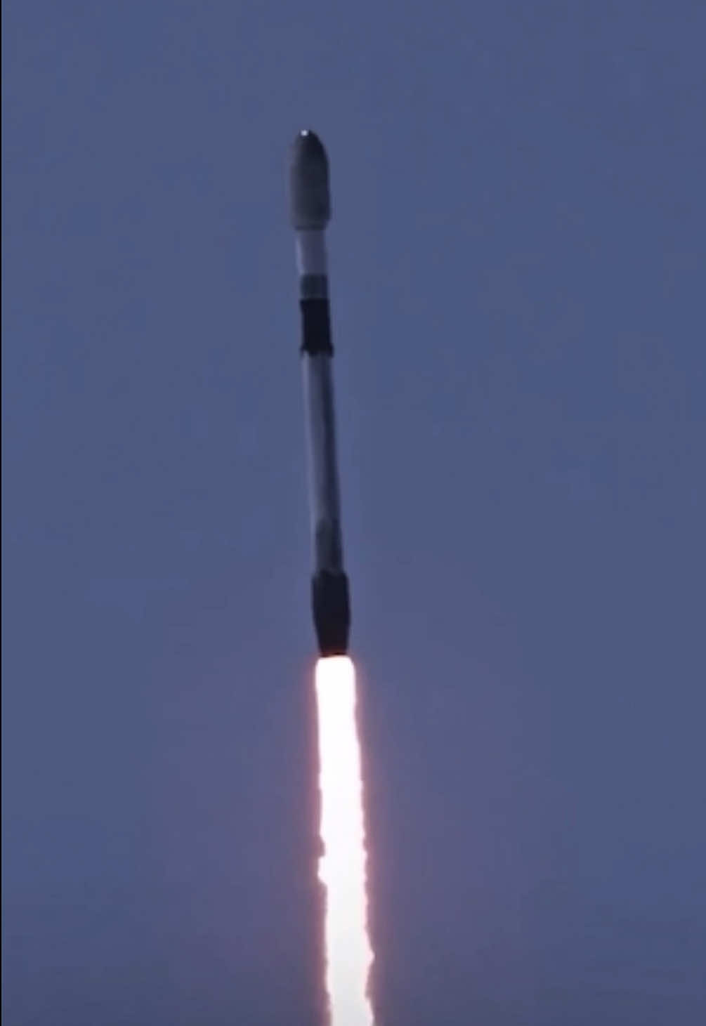 A SpaceX lançou com sucesso nesta segunda-feira, 23 de junho a missão Transporter-14. O foguete Falcon 9 decolou da base da força Espacial de Vandenberg, na Califórnia,. Este foi lancamento de número 26 do propulsor reutilizado nesta missão, que anteriormente apoiou as missões NROL-87, NROL-85, SARah-1, SWOT, Transporter-8, Transporter-9, NROL-146, Bandwagon-2, NROL-153, NROL-192 e 15 Starlink. #SpaceX #Falcon9 #Transporter14