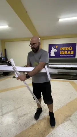 Así armamos y desarmamos un Roll Screen en minutos 🕣  ¿Te animas a intentarlo? 💪 #rollscreen #roll #tips #tutorial #armado #desarmar #publicidad #banners #eventos #negocios #fyp 