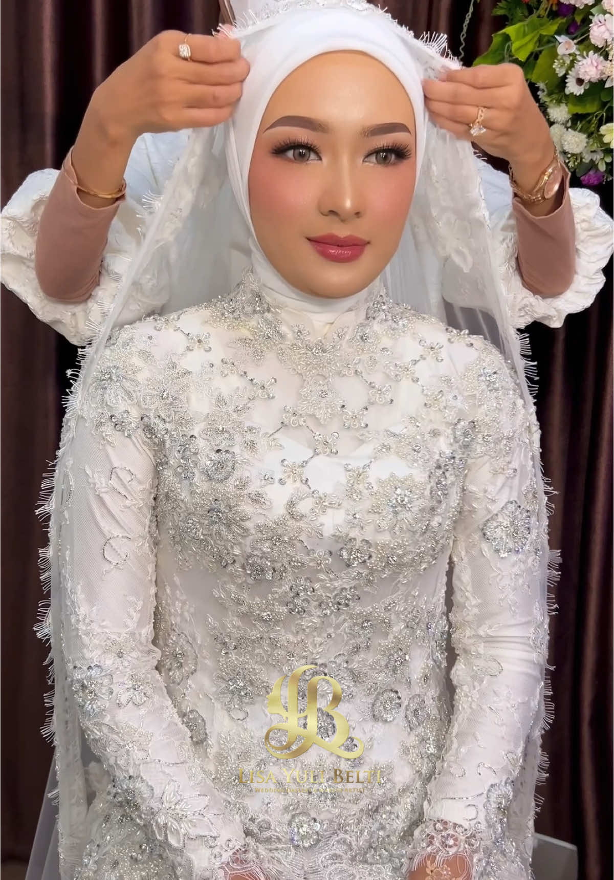 Akad Anggi di Pakandangan, with Luxury Attire Kebaya Broken White . Makeup @lisayulibelti  Attire @lisayulibelti_weddinggallery   Henna @vhinny_henaart . Open Booking Makeup 💄 WA - 081227545591 . . ——————————————————————— #makeup #makeupakadnikah #makeuppadang #makeuplubukalung #makeuppariaman #makeupmurah #akad #bride #makeupmurahpadang #muasolok #muapariaman #muapadangpariaman #muabukittinggi #muapainan #muapadangpanjang #muapayakumbuh #muariau #muapekanbaru #makeupresesi #makeupakad #makeupnikah #makeupmanjalang #makeupminang #makeupflawless #makeupbold #fyp #fypシ゚ #kebayakotogadang #tingkuluaktanduak #kotogadang #anakdaro #minang #minangviraltiktok #minangviral #weddinggallery 