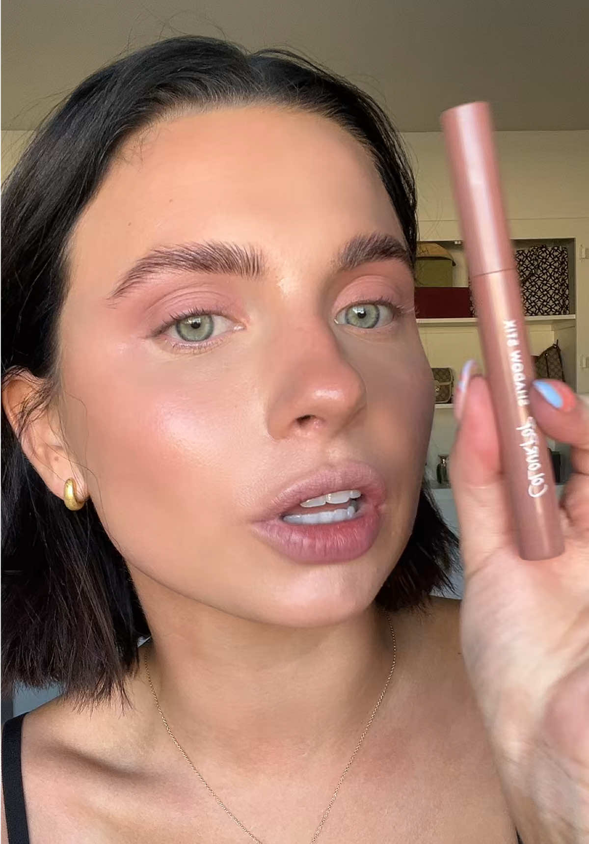 Eyeshadow has literally never been this easy omg 😫😍 #restock #tiktokshoprestock #ttslevelup #tiktokshopcreatorpicks #dealsforyoudays #tiktokshopsummersale #tiktokshopnewarrivals #colourpop #colourpopcosmetics #colourpopeyeshadow #colourpopshadowstix #eyeshadowsticks #easyeyeshadow #naturaleyeshadow #eyeshadowtutorial #creameyeshadow 