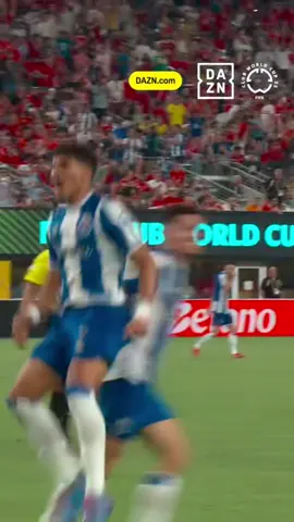 🥇 | Le premier but de William Gomes sous les couleurs du FC Porto ! Quel match ! ⚽️🔥#FIFACWC #FCPorto #AlAhly Suivez la rencontre gratuitement sur DAZN !