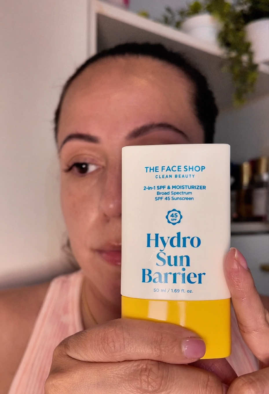 A sunscreen that actually feels like skincare. The Face Shop Hydro Sun Barrier is lightweight, hydrating, and leaves zero white cast. With niacinamide, panthenol & calendula, this multitasking SPF 45 gives you that healthy glass skin finish #koreanskincare #thefaceshop #sunscreen #sunmoisturizer #kbeauty #nowhitecast #SPF #dailysunscreen @The Face Shop US 