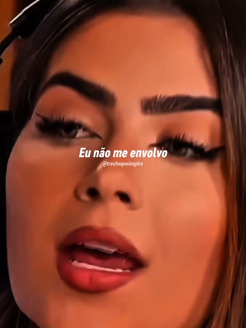 Eu não me envolvo com qualquer pessoa. Não por arrogância, orgulho ou frieza. Mas porque aprendi a valorizar a minha energia, meu tempo, minha paz. Se eu não consigo te admirar, nem te respeitar, não tem como eu me aproximar. Se eu não teria você como amigo, como confiar você como parceiro? Relacionamento, pra mim, não é só atração. É conexão. É confiança. É espelho. Eu sou seletiva, sim. Nas amizades, nos relacionamentos, nas conversas que eu topo manter. Porque já me envolvi com gente vazia, e isso me esgotou. Já entreguei atenção pra quem não merecia nem meu “oi”. E cansei. Hoje, se eu deixo alguém entrar, é porque vi valor. Porque senti verdade. Porque me identifiquei, admirei, respeitei. Porque eu sei o quanto minha presença vale — e não coloco ela em qualquer lugar. Não me iludo com palavras bonitas. Me conecto com atitudes, com respeito mútuo, com propósito. E se isso é ser exigente, que bom. Prefiro ser exigente e estar em paz, do que me contentar com pouco e viver frustrada. Relacionamentos rasos não me servem. Eu escolho presença, profundidade e reciprocidade. E você… também sente que ficou mais seletiva com o tempo? O que te faz admirar alguém de verdade? 🖤 Deixa sua opinião aqui nos comentários, vamos conversar sobre isso. Créditos: @jadepicon #relacionamentos  #conexão #seletividade