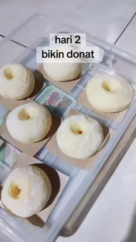 donat item dan hamil hari ke 2 bikin donat #donat #doughnut #doughnuts #gagal #belajarmasak #belajarditiktok #challenge #bikindonat 