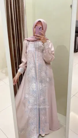 Cakeppp bgt, yang mau samaan wajib sabar ya karena PO, tapi dijamin memuaskan bgt dehh kalau Dateng🥰 #nazladress #nazladressjelitacantik #jelitashopbogor #dressjelita #dresskondangan #dresslebaran #dreesmotif #dressterbaru 