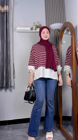 Udah paling nyaman sih kalau keluar” pake kaos kayak gini #kaos #atasanwanita #atasankaos #kaosstripe #OOTD #ootdhijab 