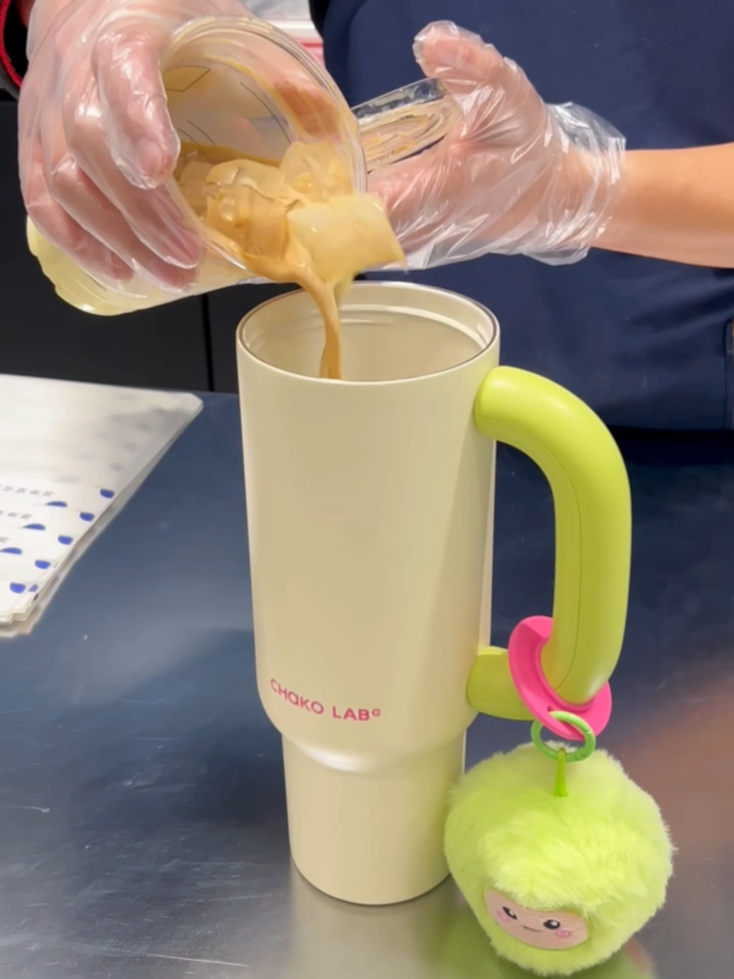 Deep stains? Not a problem — just one rinse and it’s gone. #chakolab #fypp #bawangcup #tumbler #DrinkInStyle #foryoupage