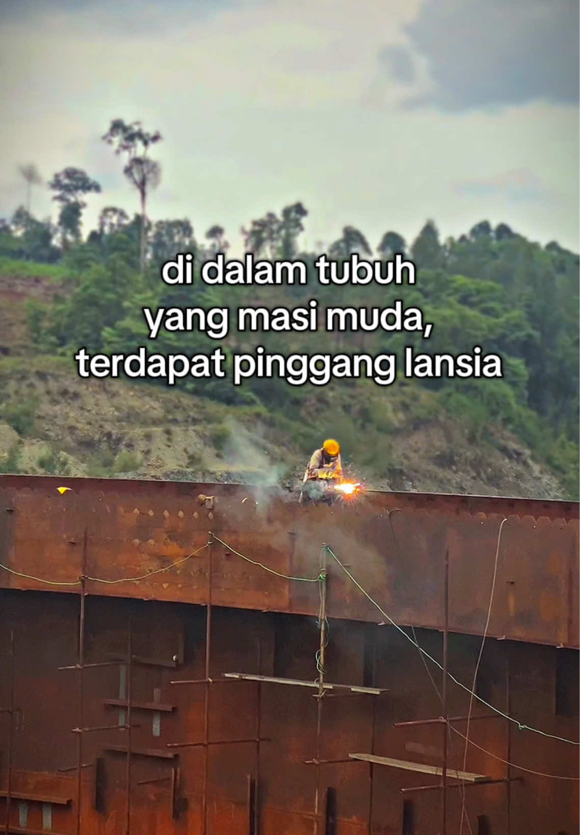 dewasa, kbanyakan sakitnya di pinggang 🥴 #fyp #katakata #foryou  #dewasaitutakmudah😔 #dewasaitupilihan #morowali_sulteng_bahodopi 