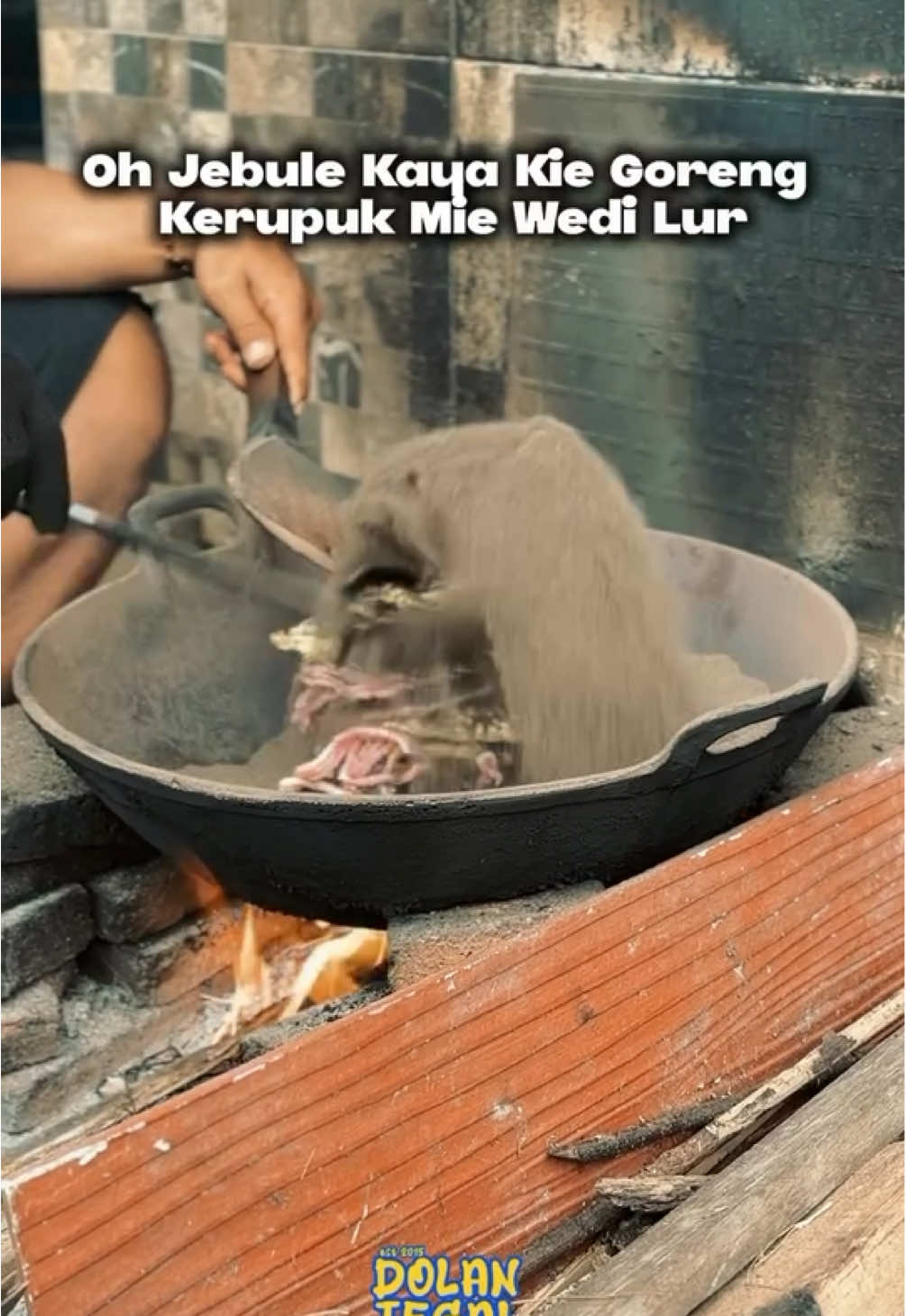 Jebul kaya kue cara gawene lur 😍 Kerupuk Goreng Wedi Mba Sri 📍Jl. Pangeran Limboro Kaligangsa Kota Tegal #dolantegal 
