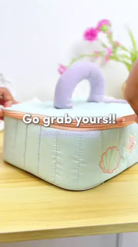 Siapa yang bisa nolak satu set tas ransel, lunch bag & pencil case tema mermaid yang selucu ini?!😭👍🏻 Sudah available ya guys, jangan sampai kehabisan stocknya‼️ #backpack #ranselanak #tasanak #tassekolahanak #tasransel #lunchbag #lunchbox #lunchbagaesthetic #aestheticbackpack #mermaidbag 