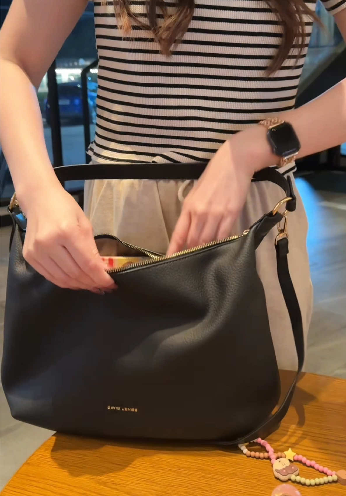 กระเป๋าที่สามารถแบกได้ทุกอย่าง ใส่ iPad ได้ หนังดี แนะนำเลยค่า #davidjones #กระเป๋าสะพายข้าง  #กระเป๋า  #กระเป๋าเดวิดโจนส์ 