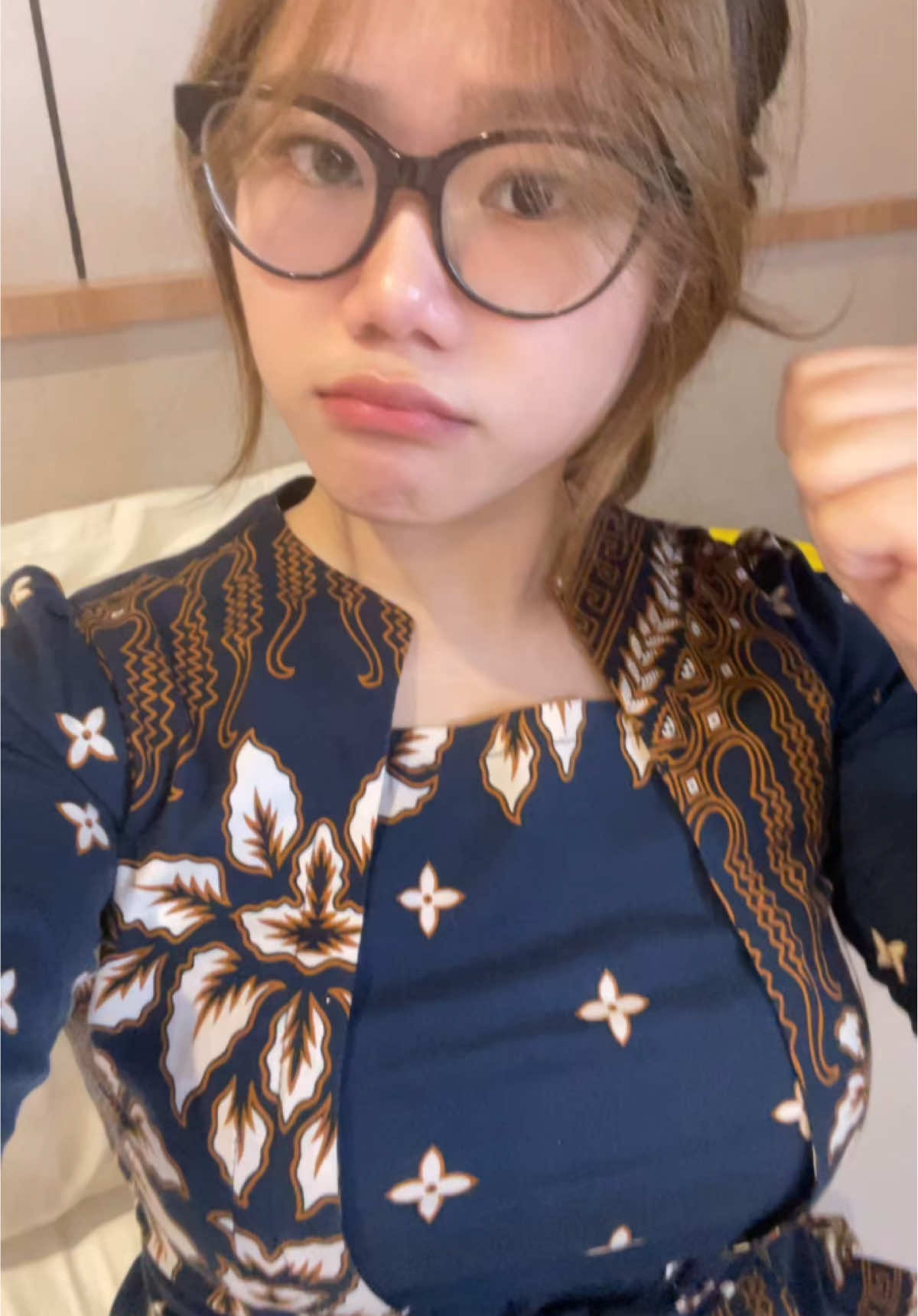 calon mantu terbaik mamamu pake batik HAHAHAHAHA