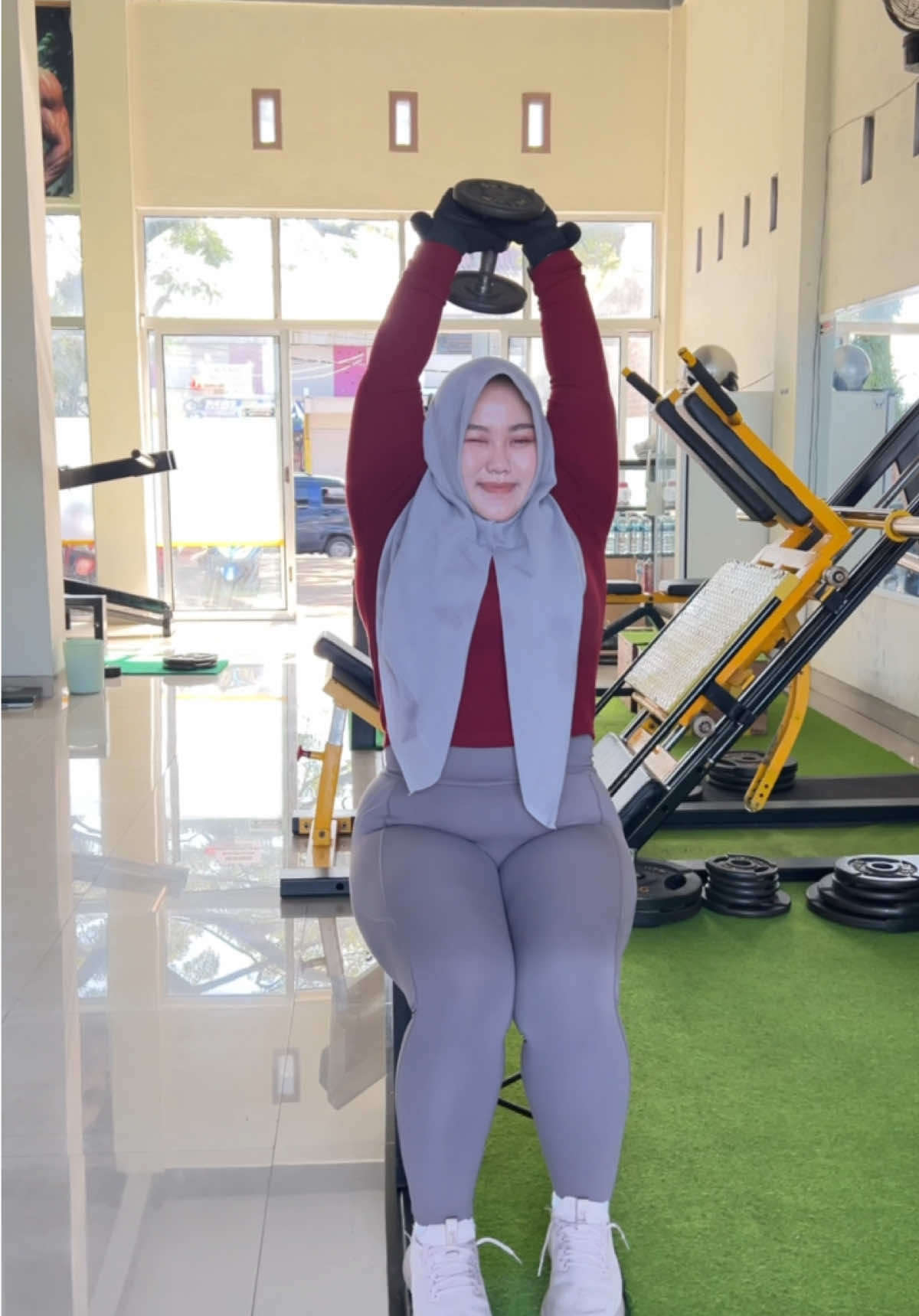 Gym with coach deddy 💪🏻 Btw ada lebah di jilbabku 🫠 #fypシ #fyp #gymmotivation #GymTok #gym #pacitan #pacitan24jam #viral #trend #cewekgym #gemoy #bts #armybts 