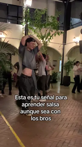 En el video estábamos bailando pasos de salsa a una canción de merengue sin importar el ritmo hahaha. hacemos todo lo que podamos 🫶🫶 #chino #aprendiendosalsa #bailemedellin #aprendiendobailar #salsa #baile