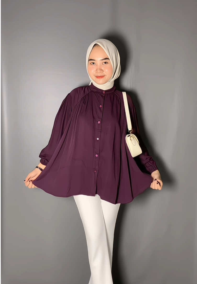 Wajib punya di lemari kamu! Blouse kemeja ruffle lengan panjang, bahan rayon twill super adem, jatuhnya cantik banget ✨ Busui friendly & lengan karet – cocok untuk ibu aktif yang tetap ingin tampil stylish! #blouseruffle #blousekekinian #blouseoversize #fyp #xyzbca #algoritmatiktok #fypシ゚ #viral #affiliate #rekomendasi 