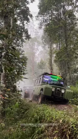 Ngabolang Pas lagi hujan emang cocok buat kalian yang suka leledokan naik mobil landrover 😍💦#landrover #offroad #offroadpangalengan #wisatabandung #wisatapangalengan #well #VN @Wisata Pangalengan Official @Wisata Pangalengan Adventure 