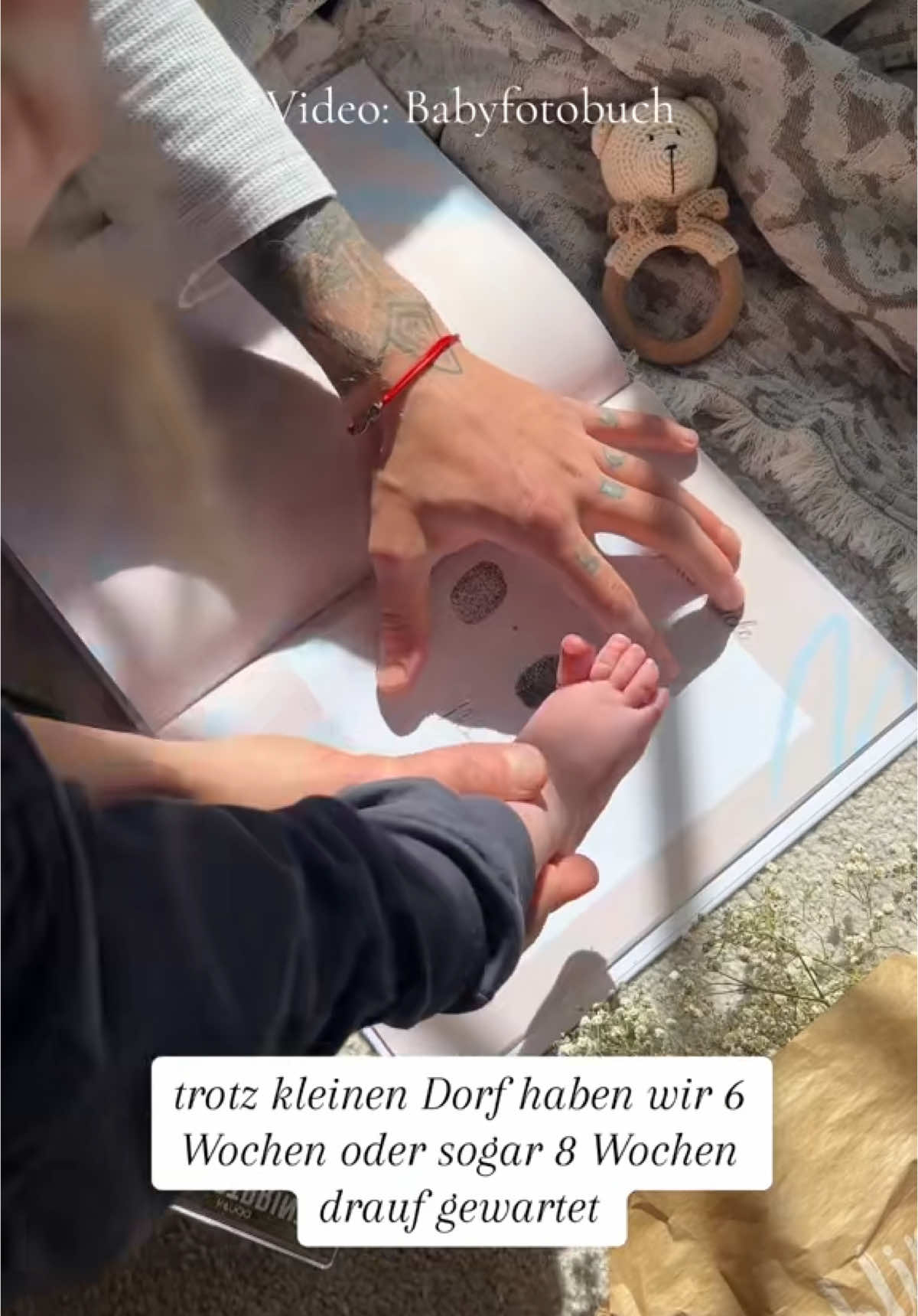 Ein paar Infos zu unserem Babypass ✈️👶 Letztes Jahr haben wir einen Reisepass für unser Baby beantragt – dabei gab es ein paar Dinge zu beachten: 📄 Eine Geburtsurkunde ist zwingend erforderlich 💶 Der Pass kostet ca. 37 € ⏳ Die Bearbeitungszeit lag bei uns bei 6–8 Wochen Wichtig: Der Babyreisepass muss nach 1–2 Jahren erneuert werden, weil sich das Aussehen von Babys in dieser Zeit stark verändert. Mit dem Pass kann man auch außerhalb der EU reisen 🌍 – und bekommt sogar Stempel von den jeweiligen Ländern! 🛂