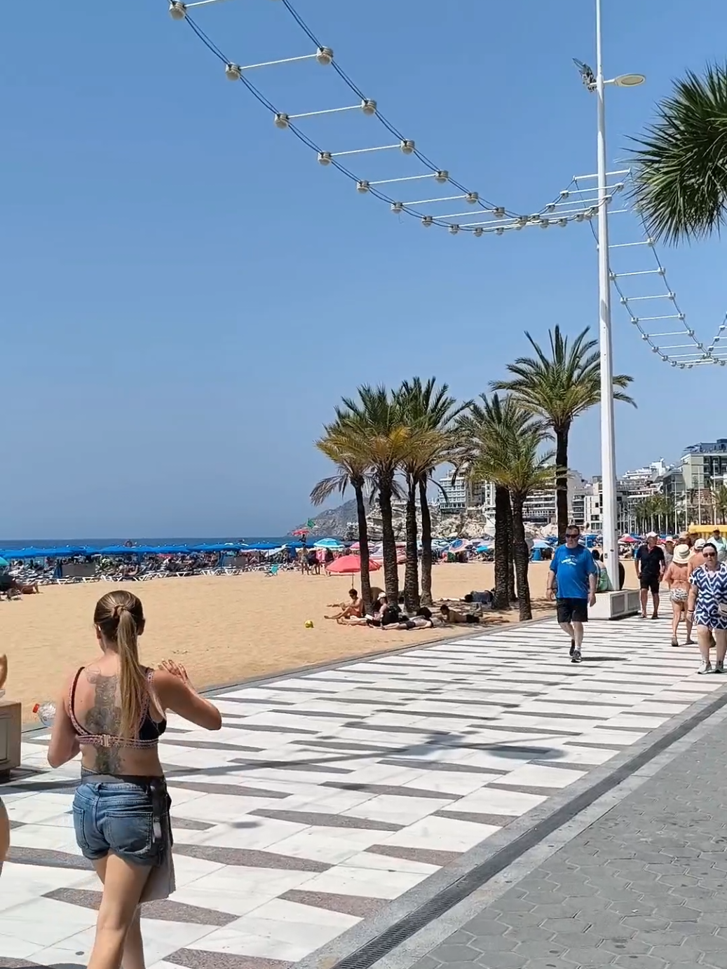 ☀️🏙️🌴🏖️ Benidorm. Manhattan mediterráneo / Mediterranean Manhattan. España / Spain 🇪🇸 #travel #walk #spain #myspain #españa #miespaña #calles #streets #benidorm #playa #beach #travelvlog #turismo #tourism 