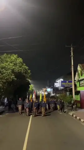 Tengah malam Jalan Kaki, Tanpa Berbicara‼️ Mubeng Benteng Keraton Jogja Tag temanmu, Yuuk ikutan besok Hajad Kawula Dalem Mubeng Beteng dalam rangka Tahun Baru Jawa Dal 1959 Diselenggarakan tanggal 26 Juni 2025 pukul 23.00 WIB. #fypシ゚ #masukberanda #masukberandafyp #berandatiktok #fyp  #kratonjogja #keratonyogyakarta #tradisi #mubengbetengkraton #mubengbeteng2025