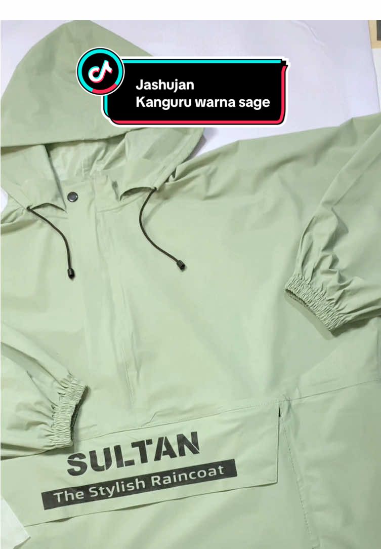 Masuk hujan keluar trending. Jas hujan Sultan Kanguru warna sage ini bukan main.