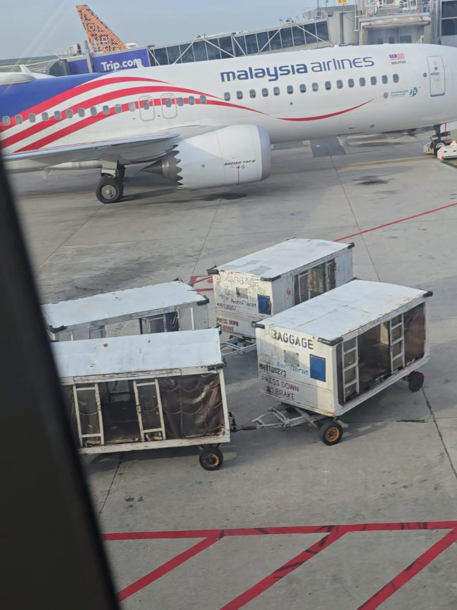 This Is Kuala Lumpur Airport 🇲🇾✨ So Beautifull #MalaysiaAirport #KualaLumpur #KLIA #AirportVibes #TravelMalaysia #BeautifulDestinations #AirportLife #MalaysiaTrip #tiktoktravel #ExploreAsia #ViralVideo #TravelGoals