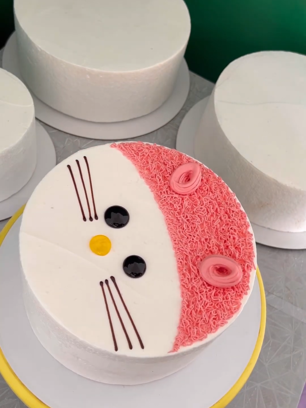 Beautiful Cake Decoration #trendingvideo #cakedecoratingvideos #viralditiktok #design #cakedecorating #trendingvideoviral #fouryou @🎂Cake Chef🎂 