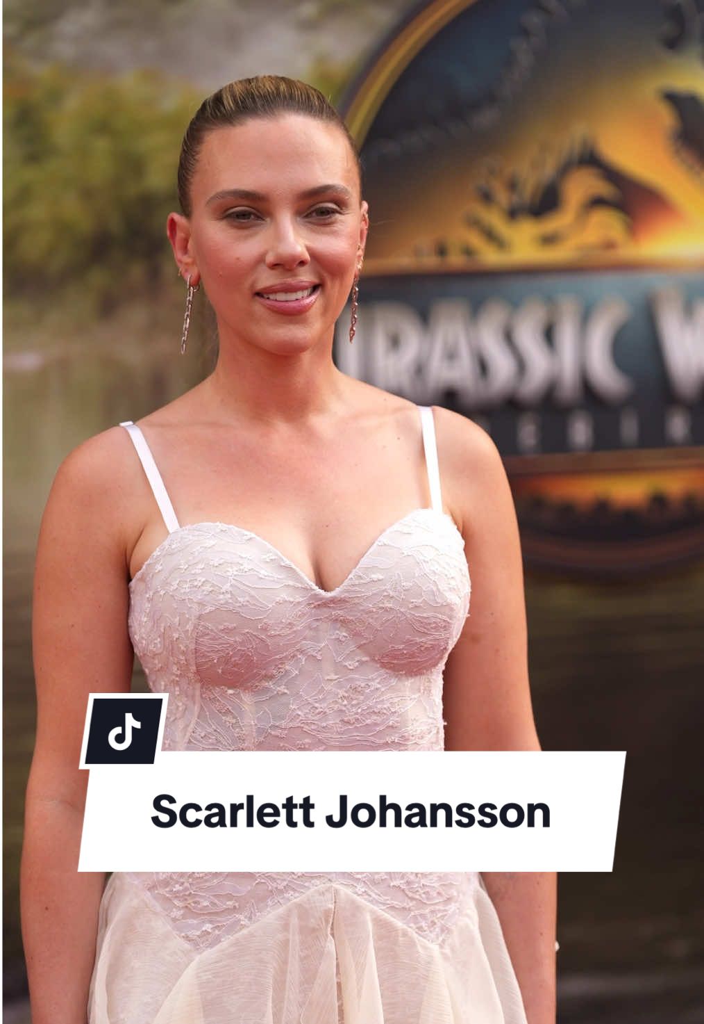 #scarlettjohansson at the #jurassicworldrebirth premiere in #newyorkcity. #voguegermany #scarlettjohanssonedit #scarlettjohanssonedits #scarlett #scarlettjohanson  (Videos: Getty Images)