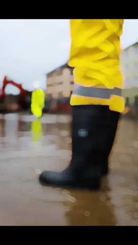 Rainy season is here and floods are back! What are you waiting for? Grab your Safety Jogger Hercules S5 now and stay protected even in the flood! 💪🌧🛡 #safetyjogger #steeltoe #safetyshoes 