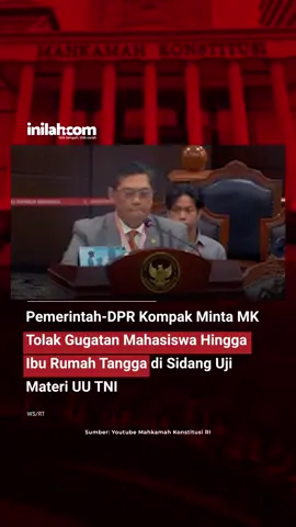 MENKUM & DPR: PEMOHON UJI UU TNI TAK PUNYA LEGAL STANDING! Namun Hakim MK membela generasi muda Sidang lanjutan uji formil UU TNI di Mahkamah Konstitusi, Senin (23/6), memperlihatkan perbedaan pandangan tajam soal siapa yang berhak menggugat Undang-Undang ini. ▪️ Menteri Hukum Supratman Andi Agtas menyebut pemohon tak punya keterkaitan langsung: “Mereka bukan TNI aktif, bukan calon prajurit, bukan pegawai sipil yang terdampak. Maka permohonannya tidak bisa diterima.” ▪️ Ketua Komisi I DPR Utut Adianto juga mempermasalahkan: “Para pemohon adalah mahasiswa, ibu rumah tangga, dan karyawan swasta. Tidak ada hubungan langsung dengan UU No.3 Tahun 2025.” Namun... ▪️ Hakim Konstitusi Arief Hidayat menyampaikan pandangan berbeda. Ia justru memuji langkah generasi muda menggugat UU ini: “Permohonan ini menunjukkan kepedulian generasi muda terhadap negara hukum yang demokratis. Tidak perlu diberi catatan negatif.” 📌 Perkara No. 45/PUU-XXIII/2025 Mahasiswa Fakultas Hukum Universitas Indonesia: Muhammad Alif Ramadhan, Namoradiarta Siaahan, Kelvin Oktariano, M. Nurrobby Fatih, Nicholas Indra Cyrill Kataren, Mohammad Syaddad Sumartadinata, dan R. Yuniar A. Alpandi 📌 Perkara No. 56/PUU-XXIII/2025 Mahasiswa FHUI juga: Muhammad Bagir Shadr, Muhammad Fawwaz Farhan Farabi, Thariq Qudsi Al Fahd 📌 Perkara No. 69/PUU-XXIII/2025 Mahasiswa Fakultas Hukum Universitas Padjadjaran: Moch Rasyid Gumilar, Kartika Eka Pertiwi, Akmal Muhammad Abdullah, Fadhil Wirdiyan Ihsan, dan Riyan Fernando 📌 Perkara No. 75/PUU-XXIII/2025 Mahasiswa Fakultas Hukum Universitas Gadjah Mada: Muhammad Imam Maulana, Mariana Sri Rahayu Yohana Silaban, Nathan Radot Zudika Parasian Sidabutar, dan Ursula Lara Pagitta Tarigan 📌 Perkara No. 81/PUU-XXIII/2025 Lembaga dan Aktivis Sipil: YLBHI, Imparsial, KontraS, Inayah W.D. Rahman, Eva Nurcahyani, dan Fatiah Maulidiyanty Siapa pun mereka, generasi muda telah membuktikan bahwa suara sipil bisa menembus tembok konstitusi. Apakah suara mereka akan didengar? Atau UU TNI tetap berjalan tanpa ruang koreksi publik? Yang jelas suara publik hanya dicari bahkan diijon dengan sekarung beras jelang PEMILU! #UUTNI #UjiFormilMK #GenerasiMudaBergerak #MahkamahKonstitusi #AriefHidayat #UtutAdianto #SupratmanAgtas #HukumdanDemokrasi #inilahnews