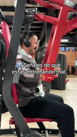 👇👇👇👇 Muchos creen que están entrenando bien… hasta que ven esta lista 👇 👤 Sígueme si quieres entrenar con propósito, no por inercia 📌 7 señales de que estás entrenando mal: 1️⃣ No sientes el músculo que deberías estar trabajando 👉 Si haces pecho y te duele el hombro, algo falla 2️⃣ Terminas la serie sin esfuerzo real 🧠 La hipertrofia no se construye con comodidad 3️⃣ Cambias los ejercicios cada semana 🔄 La variedad sin control es el camino más corto al estancamiento 4️⃣ Saltas el calentamiento o lo haces mal 🔥 Llegas frío a la serie efectiva = menos rendimiento 5️⃣ Haces más volumen del que puedes recuperar 📉 Más no siempre es mejor. Mejor es mejor 6️⃣ Copias rutinas sin entenderlas 📲 Ver algo en Instagram no significa que sea para ti 7️⃣ Te distraes entre series, hablas o miras el celular 📵 Tu progreso necesita foco, no multitarea ⚠️ Si te sentiste identificado… es hora de ajustar 💾 Guárdalo si te hizo pensar ✉️ Mándaselo a ese amigo que necesita leer esto 🚀 ¿Entrenas en serio y quieres resultados reales? Escribime “COACH” por mensaje privado y te cuento cómo trabajamos en NG Coaching. #Fitness #gym #gymtips #fitnesstips #fitnessuruguay 
