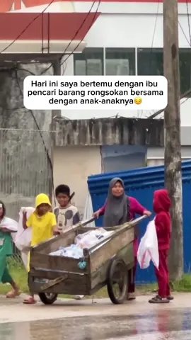 MasyaAllah dalam keadaan rintik hujan bukan halangan bagi beliau untuk mencari rezeki🥺#berbagikebaikan #inspiration #berbagi #sedekahituindah #janganlupabersyukurhariini 