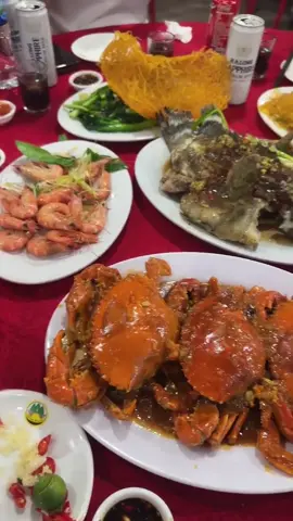 Bữa ăn hải sản ở Móng Cái, Việt Nam