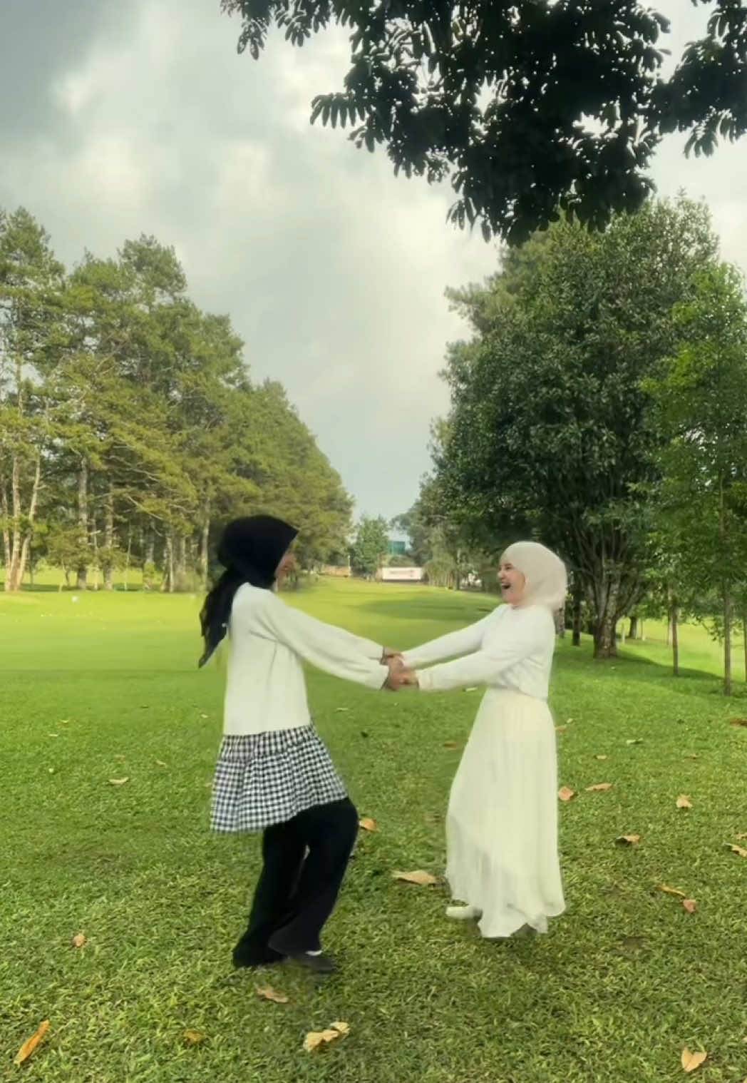 Duo cungielll join the trend! Selalu percaya dan yakinkan semuaaaa!!👯‍♀️🙈🤍🐣 #bestie #bestiegoals #fyp #OOTD #outfit 