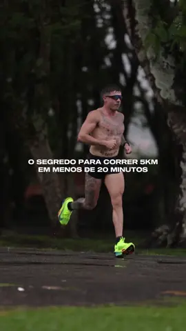 Quer correr 5km abaixo de 20 minutos?  Então você precisa treinar com estratégia — não só esforço. Essa é uma base do que funciona de verdade: 1️⃣ Rodagem leve — 1 a 2x/semana Pra melhorar sua base aeróbica e acelerar sua recuperação, é o que te dá volume de corrida de maneira controlada. 2️⃣ Treino de tiro — 1x/semana Intervalados curtos e intensos (ex: 8x400m ou 5x1km) pra desenvolver ritmo e explosão. É onde você constrói velocidade com consciência. 3️⃣ Longão — 1x/semana São treinos de 8 a 12km com ritmo leve/moderado. Ajuda no condicionamento geral e te dá confiança pra sustentar o esforço na prova. Tudo isso organizado em uma periodização bem feita, respeitando progressão, descanso e adaptação, vai contribuir para chegar no seu resultado! O cenário ideal é ter sempre um profissional que te acompanhe e detalhe todo seu treino alinhado no seu contexto e objetivo. Observação: toda metodologia aqui apresenta é embasado pelos profissionais do @ndofitclub #treino #dica #corrida #5km