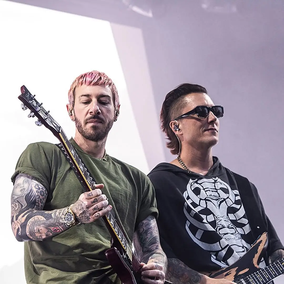 Synyster Gates dan Zacky Vengeance adalah dua gitaris utama Avenged Sevenfold yang dikenal karena kemampuan mereka dalam menciptakan suara gitar yang unik dan kompleks. Synyster Gates - *Nama asli:* Brian Elwin Haner Jr. - *Peran:* Gitaris utama, backing vokal - *Gaya bermain:* Synyster Gates dikenal karena gaya bermain gitar yang cepat, kompleks, dan harmonis. Dia sering menggunakan teknik sweep picking dan legato untuk menciptakan suara yang unik. - *Kontribusi:* Synyster Gates telah menjadi bagian penting dalam penciptaan lagu-lagu Avenged Sevenfold dan telah membantu membentuk suara band. Zacky Vengeance - *Nama asli:* Zachary James Baker - *Peran:* Gitaris ritme, backing vokal - *Gaya bermain:* Zacky Vengeance dikenal karena gaya bermain gitar yang agresif dan dinamis. Dia sering menggunakan teknik palm muting dan pinch harmonic untuk menciptakan suara yang berat dan agresif. - *Kontribusi:* Zacky Vengeance telah menjadi bagian penting dalam penciptaan lagu-lagu Avenged Sevenfold dan telah membantu membentuk suara band. Kerja sama Synyster Gates dan Zacky Vengeance memiliki kerja sama yang sangat baik dalam menciptakan suara gitar yang unik dan kompleks. Mereka sering menggunakan teknik dual lead guitar untuk menciptakan suara yang lebih kaya dan kompleks. Kerja sama mereka telah menjadi salah satu faktor kunci dalam kesuksesan Avenged Sevenfold. #synystergates #zackyvengeance #best #guitar #gitaris  #avengedsevenfold #mia #fyp 