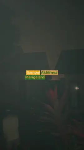 Satu pengalaman yang ga pengen aku rasain lagi dan semoga kalian juga tidak akan merasakan hal ini juga, mau mencoba tenang biar ga panikpun rasa rasanya tuh gabisa ngeliat api segede ini bersebelahan sama tempat tinggal. Malem itu bener bener chaos, syukurnya ada banyak banget pemadam yang bantuin jinakin api. #explorekalimantan #kebakaran #banjarmasin #bpkbanjarmasin #kalimantan 