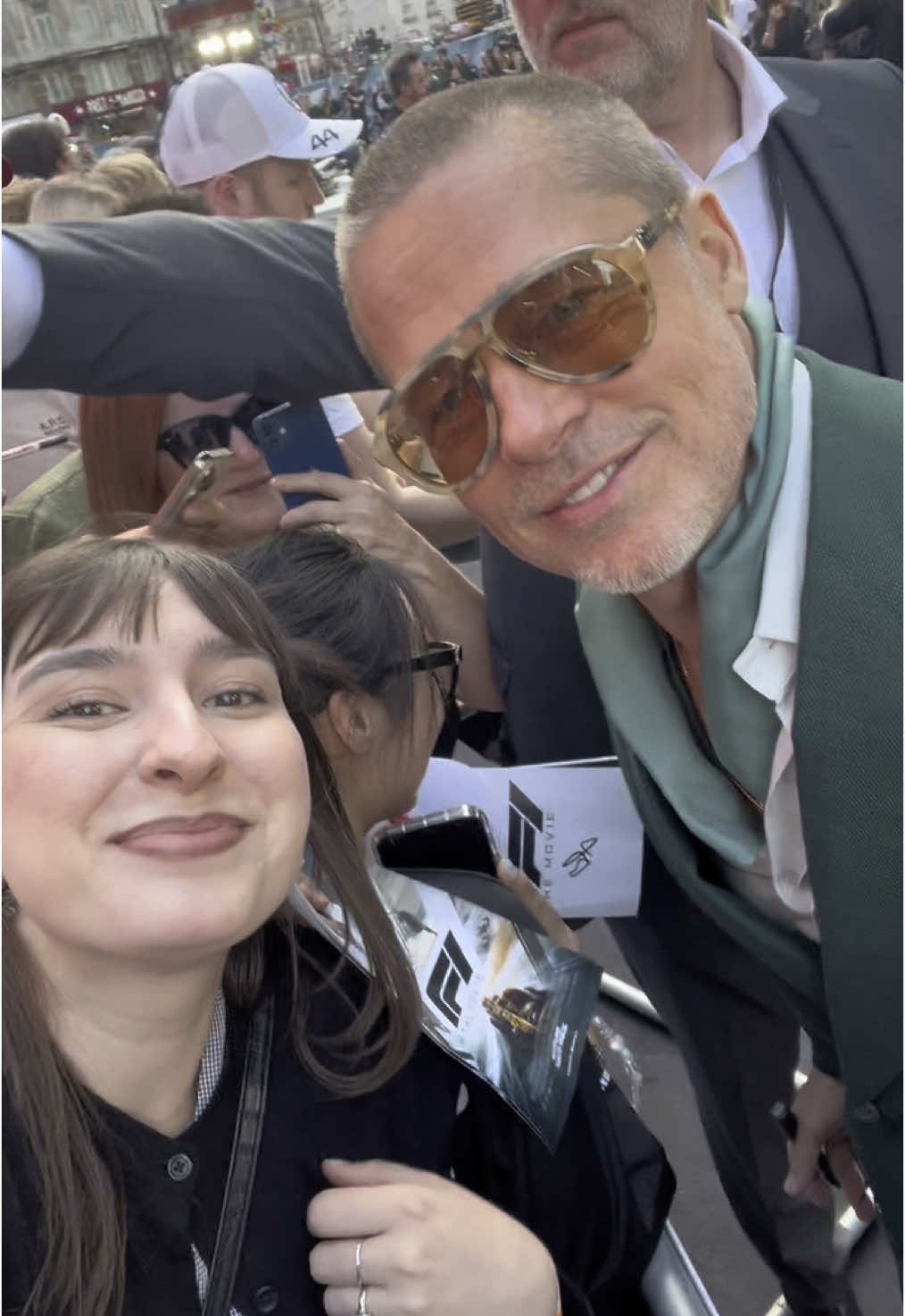 can’t believe i met brad pitt 😭 #bradpitt #f1movie #f1film #fyp #foryou #foryoupage #dc #dlaciebie #viral #trend #filmtok #filmpremiere #moviepremiere #cinema 