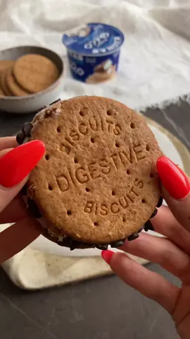 BISCOTTI GELATO🍦🍪 con questo caldo ci vuole proprio un gelato, e perché non prepararli a casa? @lacucinadelcuoreeree ha preparato questa ricettina super buona e perfetta per uno snack in compagnia! Scopri la ricetta completa sul sito. #kionas